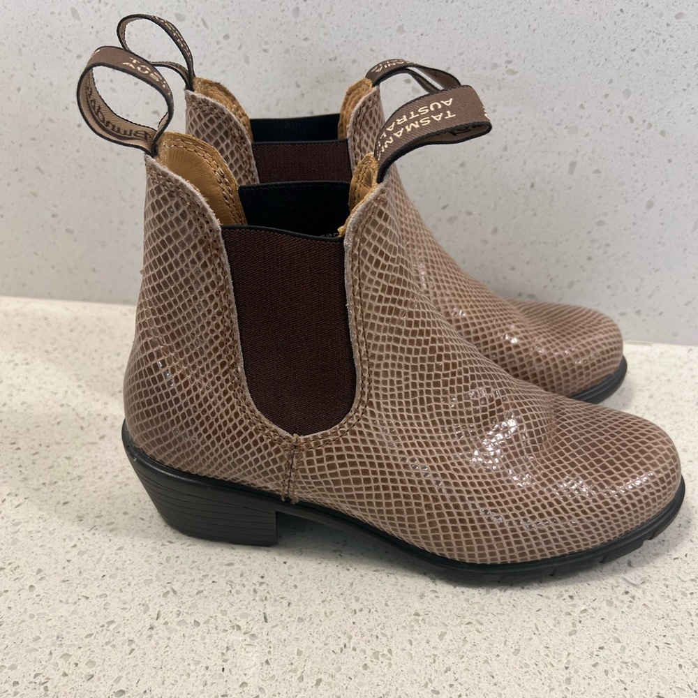 New Blundstone 2165‎ WOMEN'S EMBOSSED SHELL LIZARD HEELED CHELSEA BOOTS TAUPE